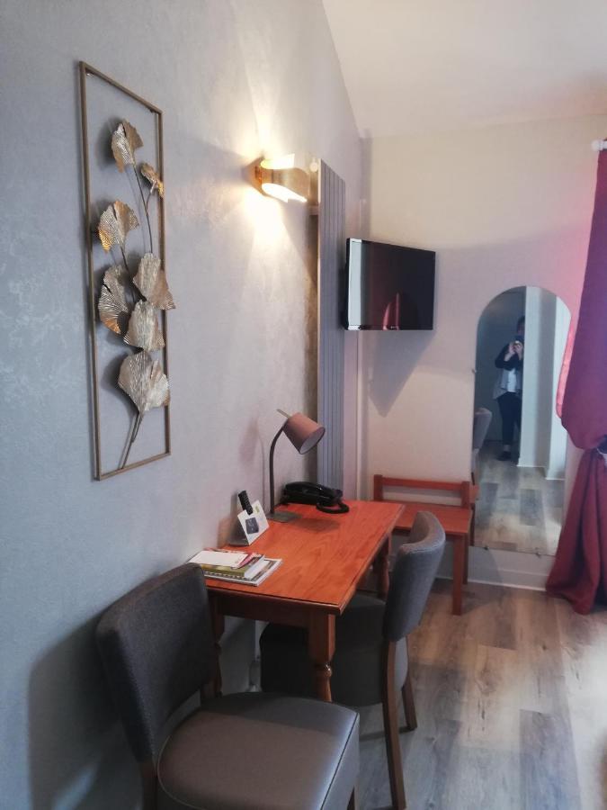 Logis Hotel Restaurant L'Oree Des Bois La Breille-les-Pins ภายนอก รูปภาพ