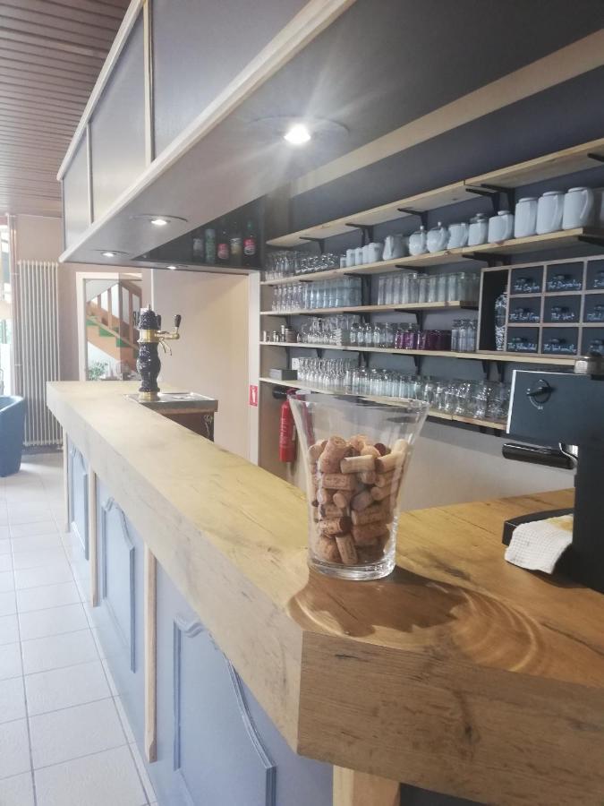 Logis Hotel Restaurant L'Oree Des Bois La Breille-les-Pins ภายนอก รูปภาพ