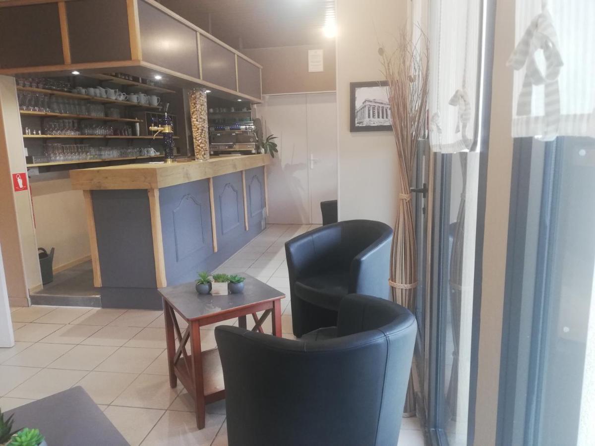 Logis Hotel Restaurant L'Oree Des Bois La Breille-les-Pins ภายนอก รูปภาพ