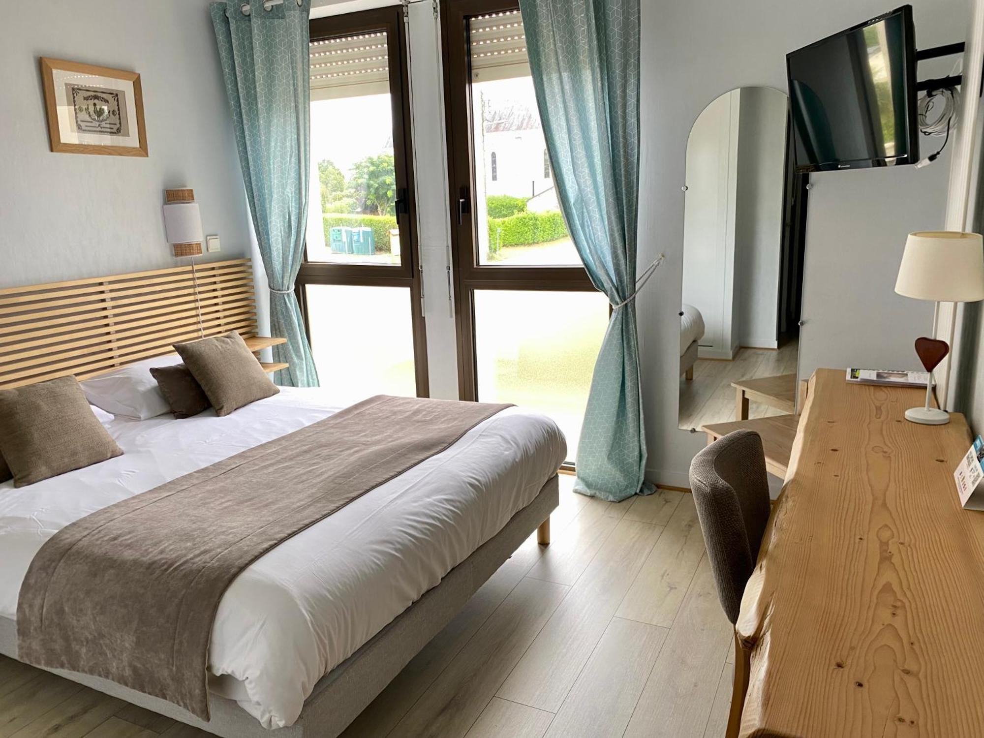 Logis Hotel Restaurant L'Oree Des Bois La Breille-les-Pins ภายนอก รูปภาพ
