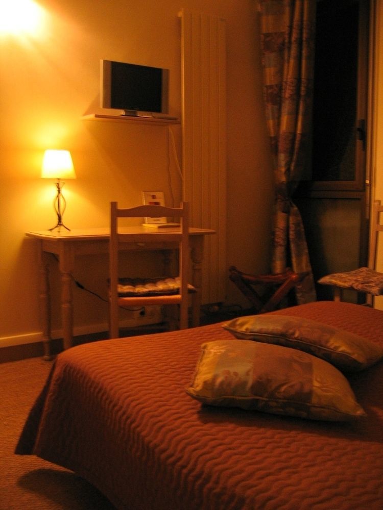 Logis Hotel Restaurant L'Oree Des Bois La Breille-les-Pins ภายนอก รูปภาพ