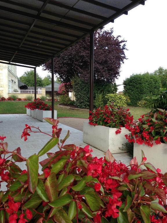 Logis Hotel Restaurant L'Oree Des Bois La Breille-les-Pins ภายนอก รูปภาพ