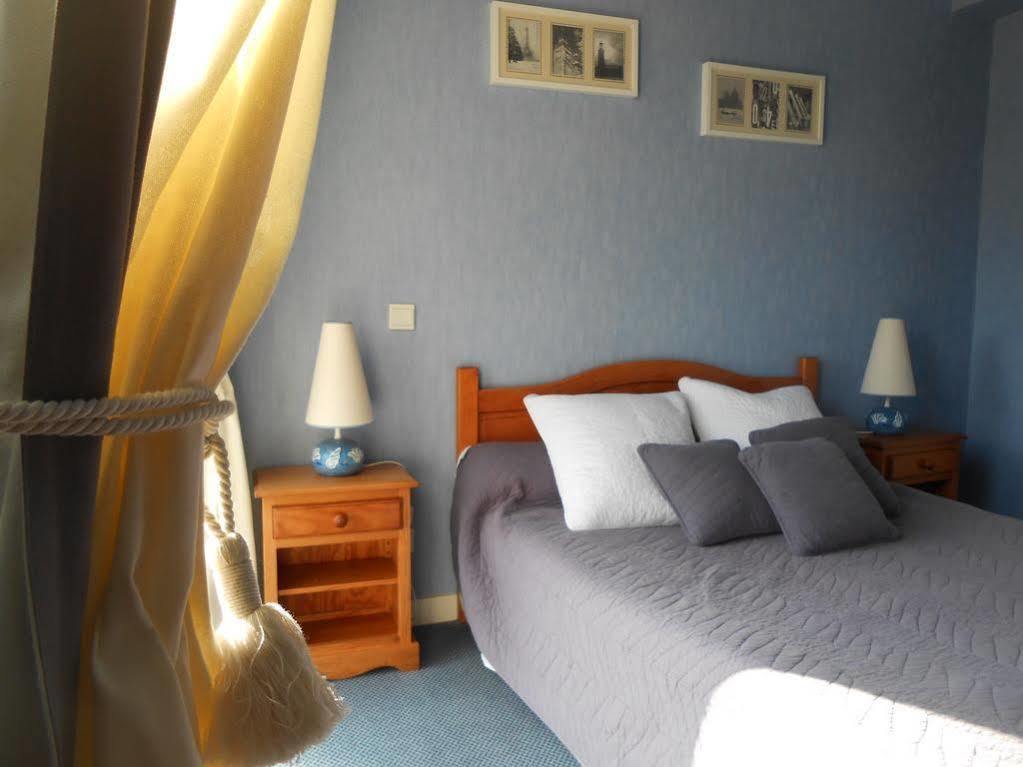 Logis Hotel Restaurant L'Oree Des Bois La Breille-les-Pins ภายนอก รูปภาพ