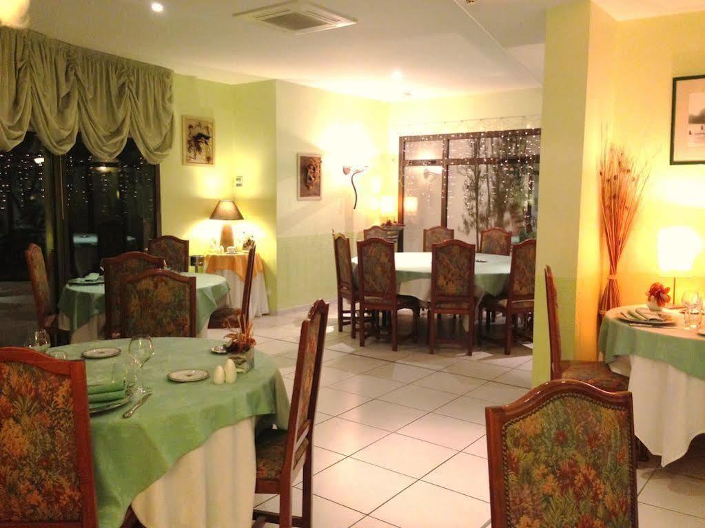 Logis Hotel Restaurant L'Oree Des Bois La Breille-les-Pins ภายนอก รูปภาพ