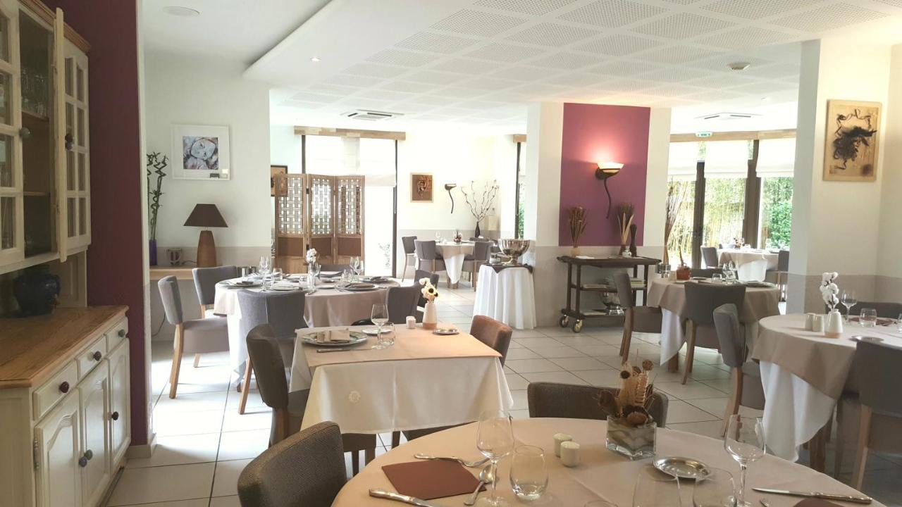 Logis Hotel Restaurant L'Oree Des Bois La Breille-les-Pins ภายนอก รูปภาพ