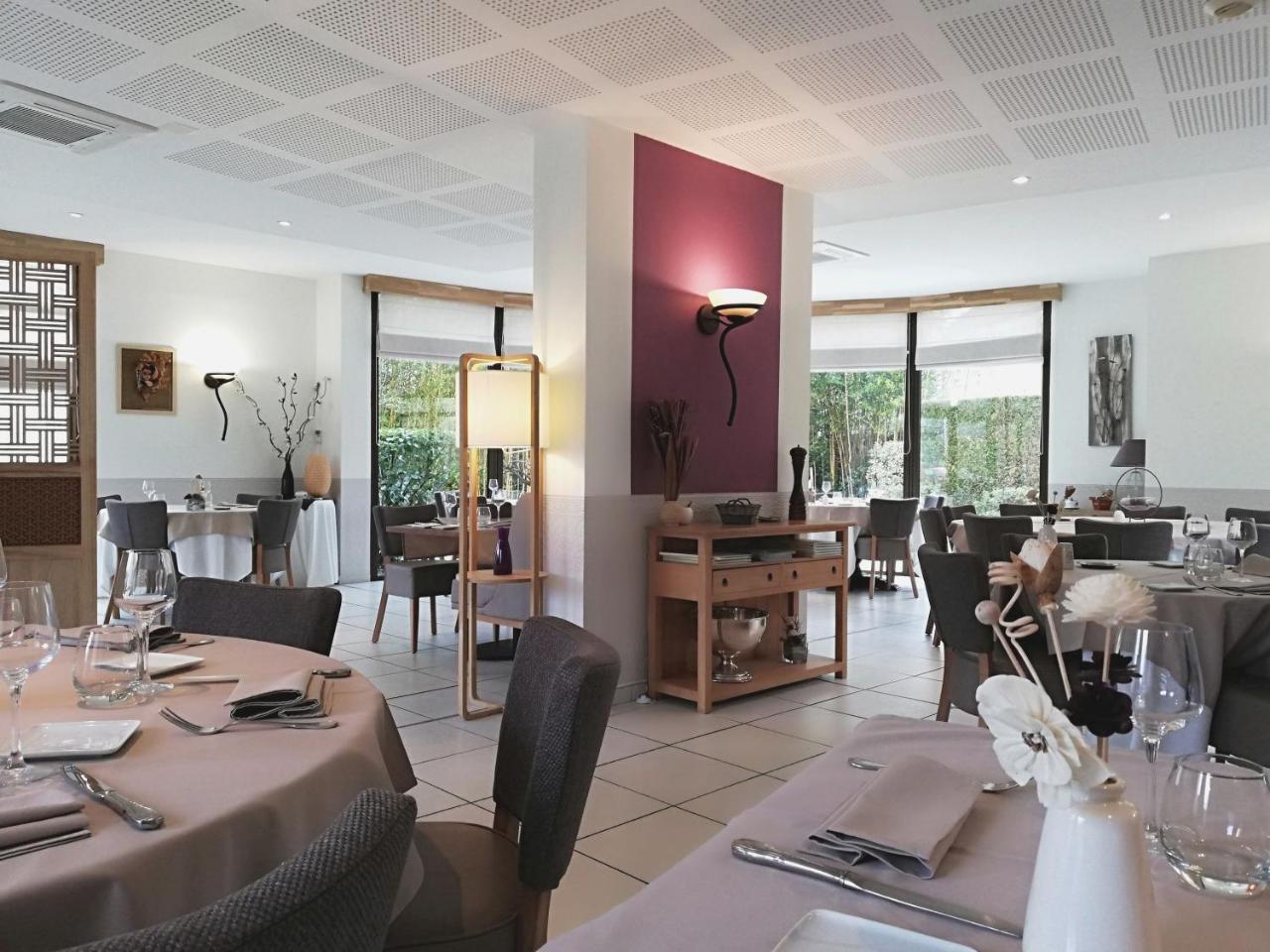 Logis Hotel Restaurant L'Oree Des Bois La Breille-les-Pins ภายนอก รูปภาพ