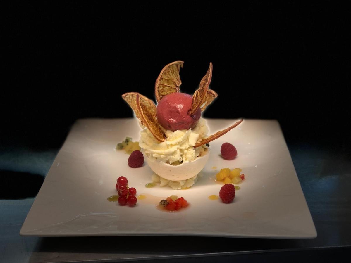 Logis Hotel Restaurant L'Oree Des Bois La Breille-les-Pins ภายนอก รูปภาพ