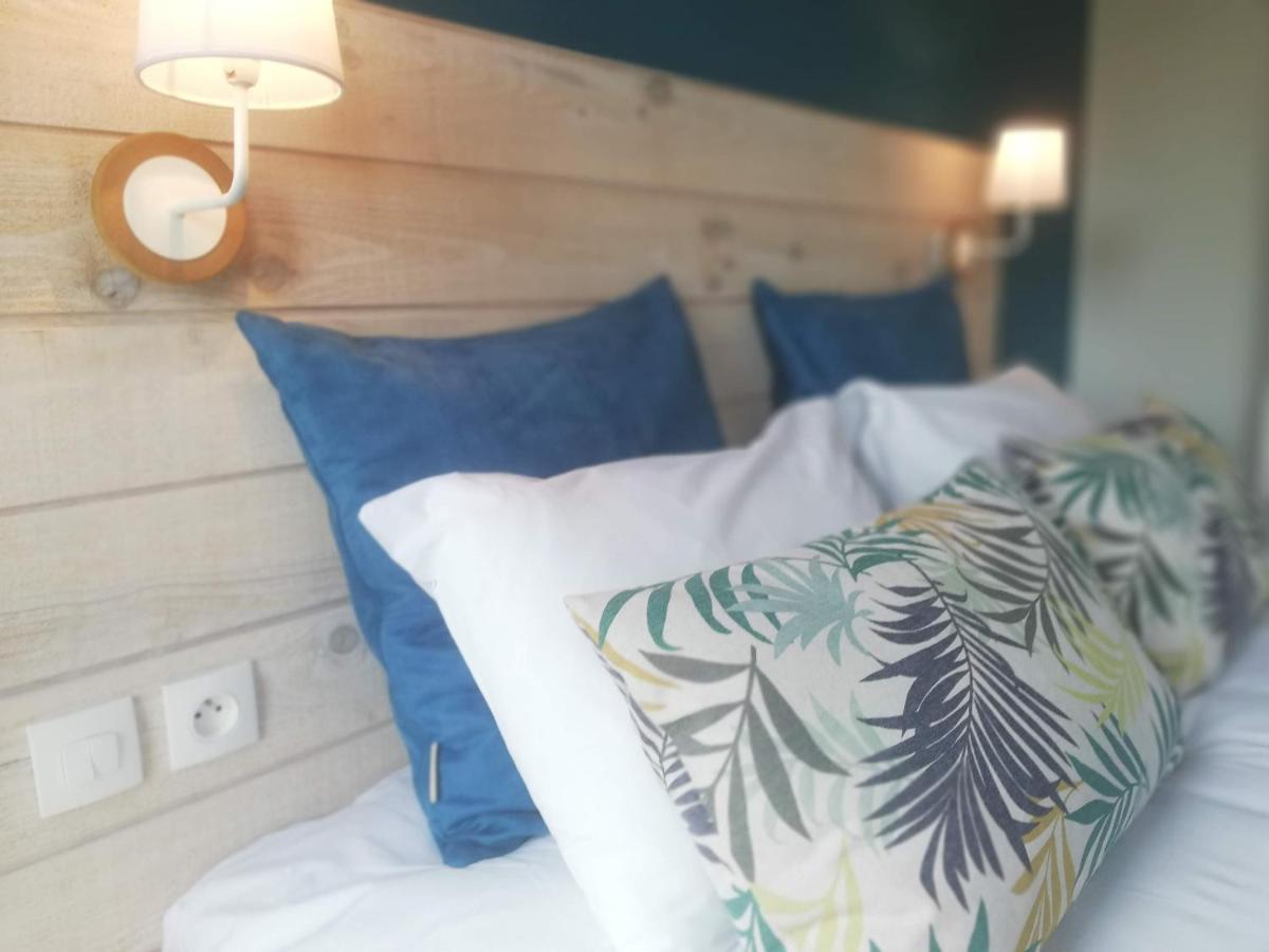 Logis Hotel Restaurant L'Oree Des Bois La Breille-les-Pins ภายนอก รูปภาพ